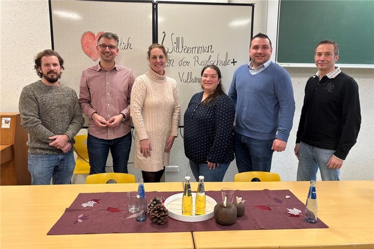 Die Cochem-Zeller Landtagsabgeordneten Jens Münster und Benedikt Oster beim Besuch der Realschule plus Vulkaneifel in Ulmen. V.l. Benjamin Franz, Jens Münster, Nadine Fresia, Nadine Arenz, Benedikt Oster, Markus Schäfer. Foto: Thorsten Künster