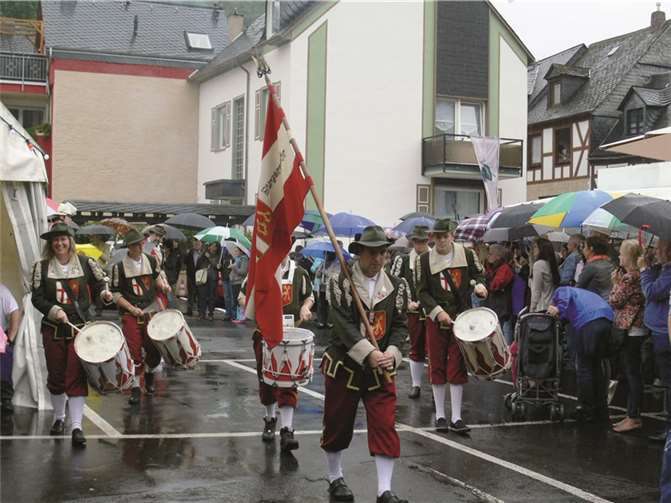 Die Cochemer Bürgerwehr zeigt Durchhaltevermögen: Auch anhaltender Regen konnte die stets engagierte Truppe nicht beeindrucken.