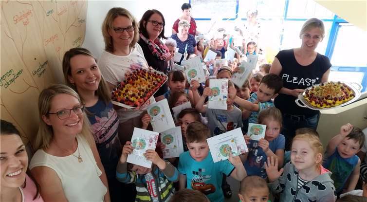 Die Cochemer Klosterbergzwerge mit Kita Leitung Verena Wertenbruch, ihren Erzieherinnen und einer Abordnung des Elternbeirats. privat