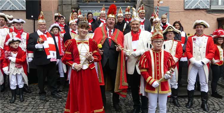 Die Cochemer Narren haben im Beisein des neuenKinderprinzenpaares den Rathausschlüssel übernommen. Fotos: TE