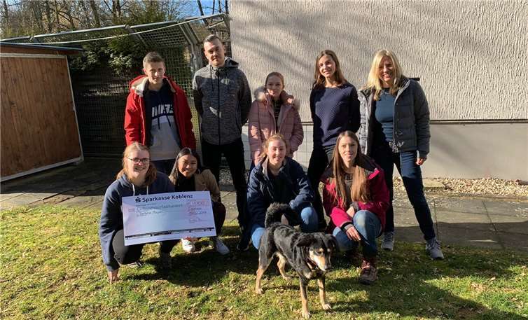 Die Cochemer Schüler verkauften viele Weihnachtskarten und spendeten den Erlös dem Mayener Tierschutzverein.Foto: Privat