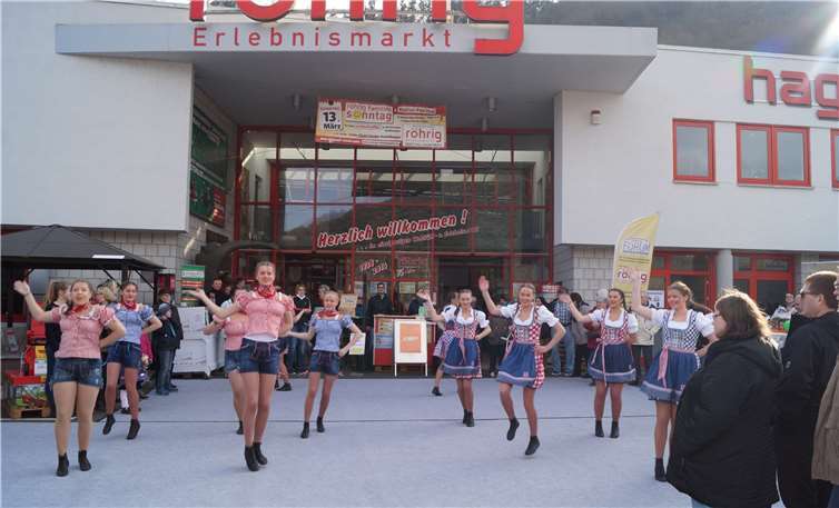 Die Cochemer Tanzgruppe begeisterte vor dem Eingang mit tollen Kostümen und gelungenen Darbietungen.