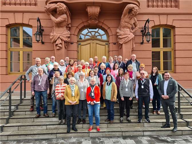 Die Cochemer Turner*innen vor dem Mainzer Landtag mit dem Abgeordneten Benedikt Oster (re.). Foto: privat