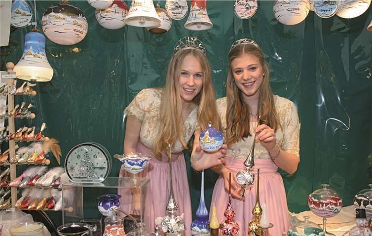Die Cochemer Weinmajestäten Charlotte und Isabel eröffneten zusammenmit Bürgermeister Wolfgang Lambertz den beliebten Weihnachtsmarkt.