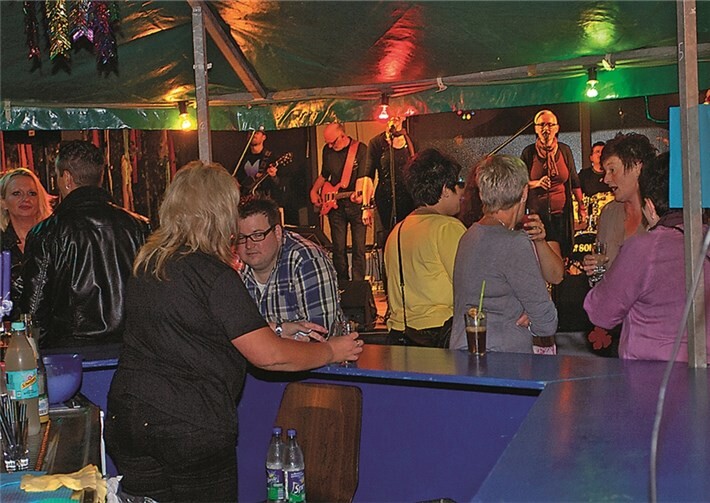 Die Cocktailbar war ständig umlagert.