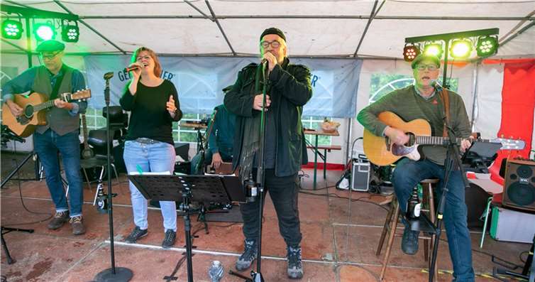 Die Combo „Duo Garage and Friends“ spielten zwei Stunden lang irische Folk Musik im Kalksandsteinstadion zu Dünstekoven. Foto: Jost