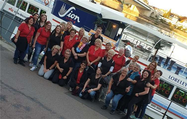 Die Conjäckelchen vor dem Party-Schiff. Foto: privat