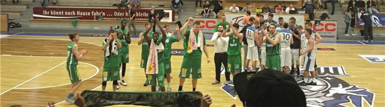Die Conlog Baskets Koblenz ließen sich von den 40 mitgereisten Fans feiern.privat