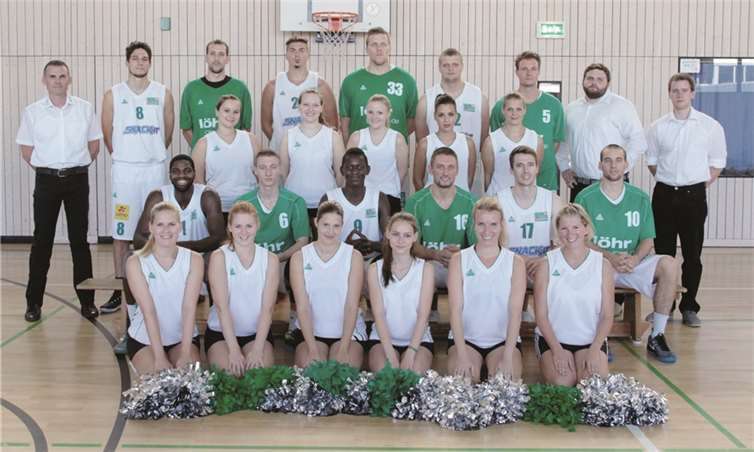 Die Conlog Baskets Koblenz mit ihren Cheerleadern.privat