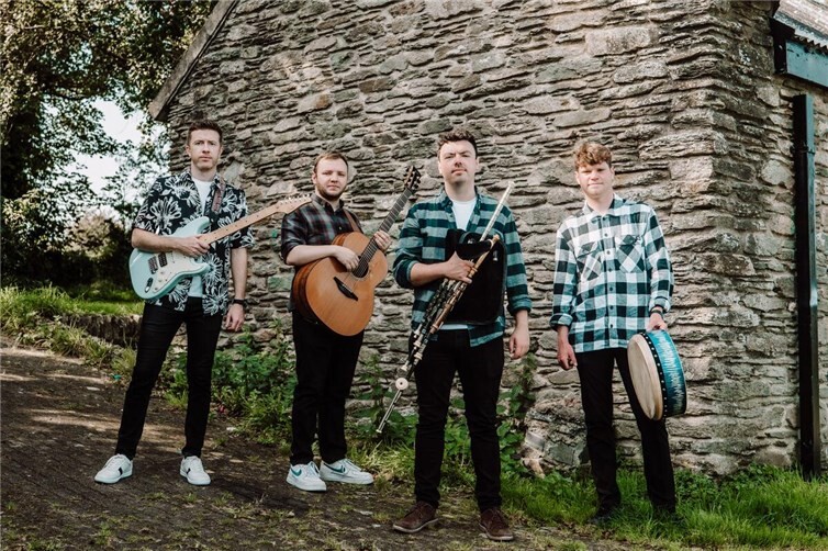 Die „Conor Mallon Band“ aus Nordirland lässt es beim „Irish Spring – Festival of Irish Folk Music“, unter anderem durch den exzellenten Uilleann-Piper (Dudelsack-Spieler) Conor Mallon, so richtig krachen. Foto: Paul Brown