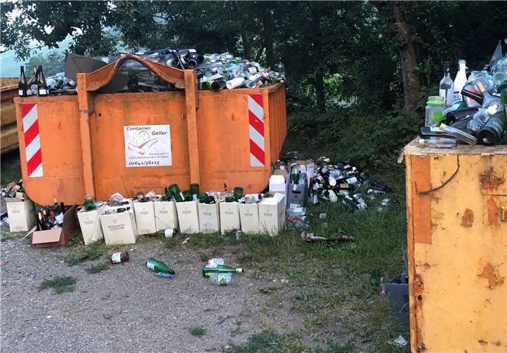 Die Container am alten Standort liefen oft über und verleiteten zur Ablagerung von wildem Müll.