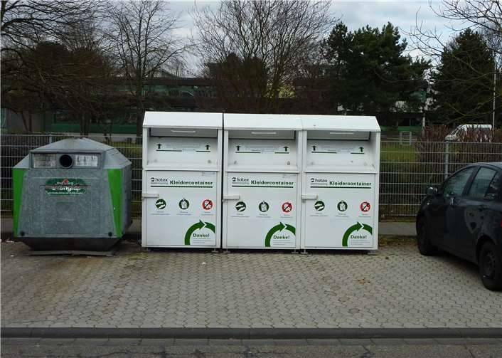 Die Container blockieren mehrere Parkplätze.