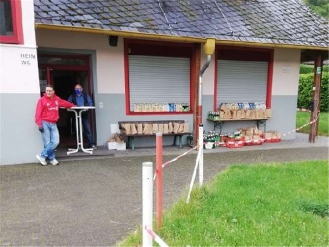 Die „Corona-Lunchpakete“ warteten auf die Alten Herren.Foto: privat