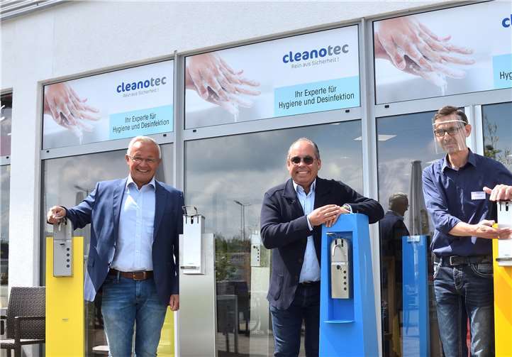 Positive Bilanz nach Eröffnung des ersten Cleanotec - Stores Die Corona-bedingte Not im Bereich der Hygienetechnik zu lindern – das ist das Ziel einer Kooperation zwischen der Hack AG und den regionalen Technik-Experten der Firmen NM Stahlgeräte GmbH aus Kurtscheid und der Walter Th. Hennecke GmbH aus Neustadt. Sie konzipierten und fertigten kurzfristig Hygienesäulen und Dispenser-Systeme. (v.l.n.r.): Landrat Achim Hallerbach, Peter Hack und Dominik Paas, beide Cleanotec.