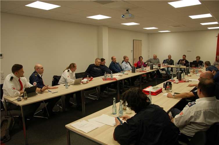 Die Coronavirusverbreitung beschäftigt Gesundheitsamt, Kreisverwaltung Neuwied, Katastrophenschutzkräfte, sowie Medizin- und Sanitätsbereiche Landkreis Neuwied derzeit praktisch rund um die Uhr. Die beteiligten Fachbereiche tauschen sich regelmäßig über das aktuelle Geschehen aus und beraten über zu ergreifende Maßnahmen. So ist geplant, schon in der kommenden Woche, eine so genannte Fieberambulanz einzurichten. Landrat Achim Hallerbach richtet sich mit einer Bitte besonders an Ärzte und medizinisch geschultes Fachpersonal: „Wir benötigen dringend die Hilfe durch ehrenamtliche Unterstützungkräfte, die sich in dieser schwierigen Situation mit einbringen. Wer volljährig ist, keiner Risikogruppe angehört und über eine medizinische Qualifikation verfügt, wird gebeten, sich zu melden.“