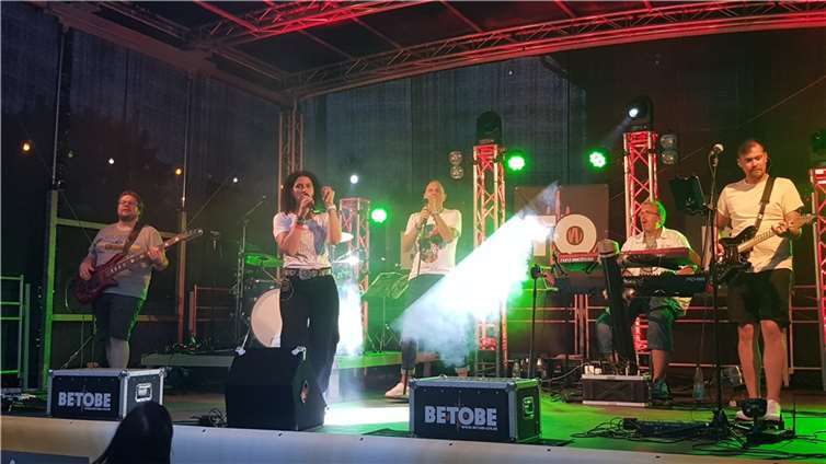 Die Cover-Band „Betobe“ begeisterte zu fortgeschrittener Uhrzeit die Gäste. Fotos: KH