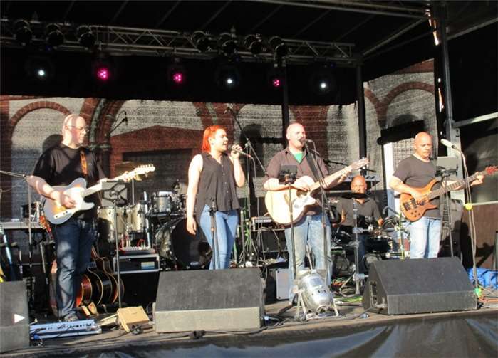 Die Cover-Band „Oben Ohne“ will die Gäste der „Alten Schmiede“ in einen musikalischen „Hexenkessel“ verwandeln.