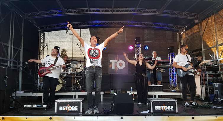 Die Grundschule wurde schnell gelöscht Die Coverband „Betobe“ sorge mit Live-Musik für beste Unterhaltung.