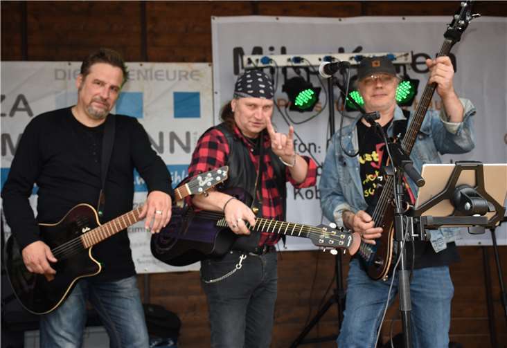 Die Coverband Just2Jamsorgte bei der Boomer Kirmes für Unterhaltung.