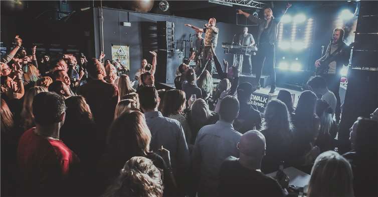 Die Coverband „Sidewalk“ heizte den Besuchern der dritten Blaulichtnacht gehörig ein. Hamacher