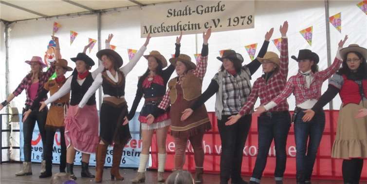 Die Cowgirls des Jecken Stammtischs heizten dem närrischen Volk mächtig ein.Privat