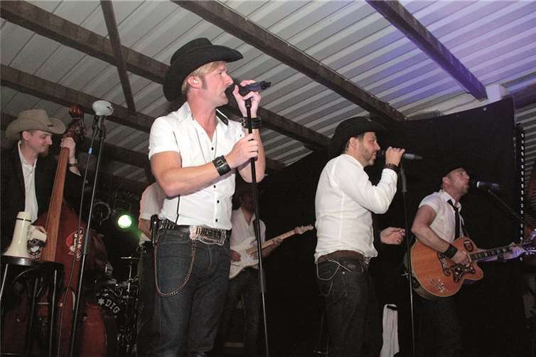 BLICK aktuell TV: Party auf dem Nettehof Die Cowrock-Band BigDig sorgte auf der Bühne für Stimmung Foto: Roland Schaefges