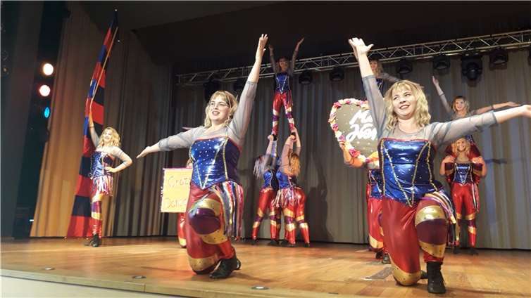 Die Crazy Dancers entführten gekonnt auf den Jahrmarkt.  Foto: Silvia Seeling