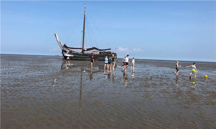 Die Crew beim Ausflug aufs Wattenmeer.
