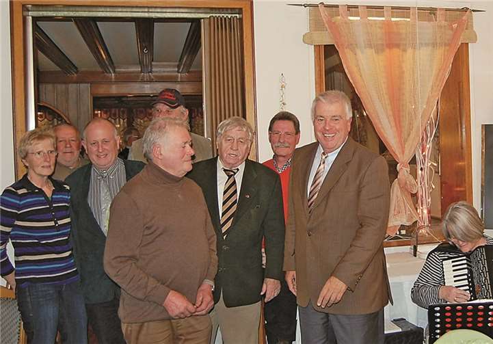 Die Crew der Protagonisten des Abends „Breisiger Verzällche“, allen voran der „Erfinder“ Guido Ernst.FA