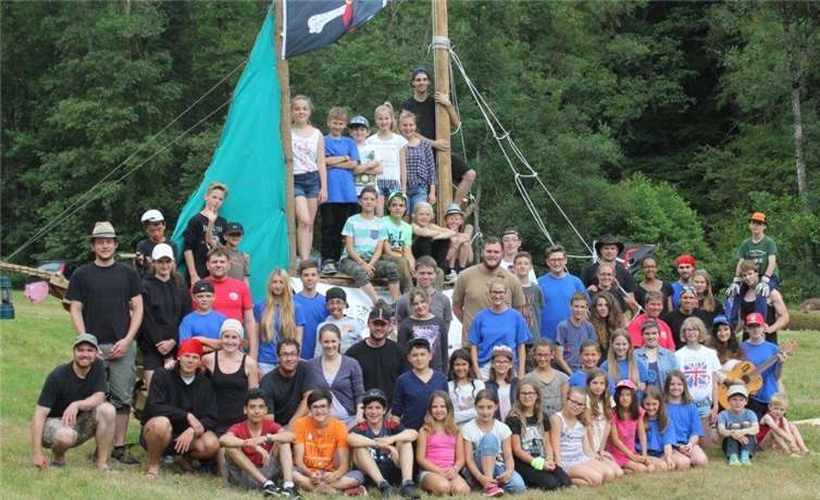 Die Crew des Turner-Bundes auf ihrem Piratenschiff. privat