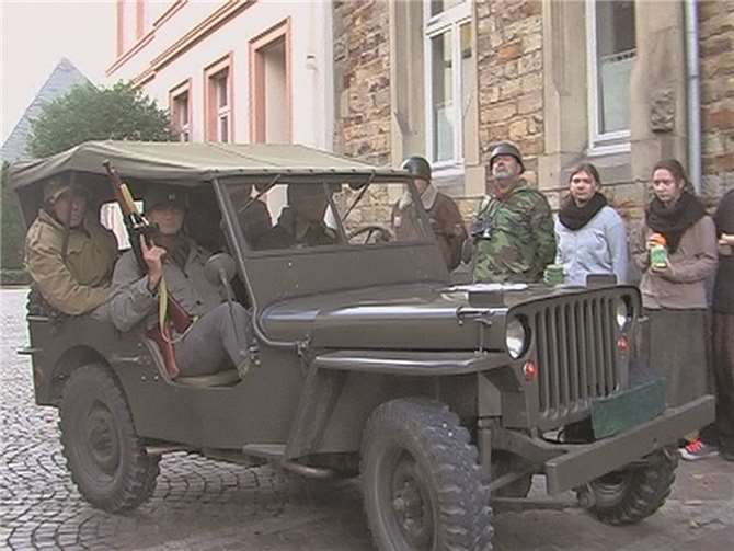 Die Crew drehte mit aufwändiger Ausstattung ausschließlich an Originalschauplätzen wie hier am Ahrweiler Marktplatz.  Goethe 11-Studios