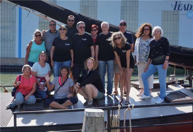 Die Crew machte sich mit dem niederländischen Plattenbootsegler „Zwarte Valk“ auf den Weg.  Foto: Evangelisches Dekanat Westerwald