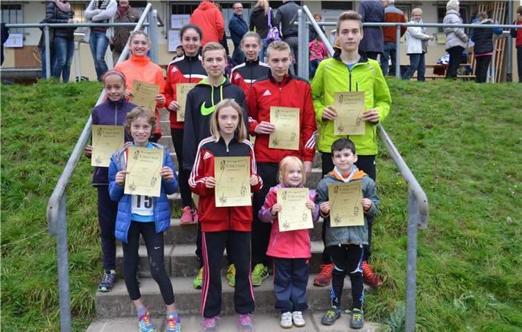 Die Crosslauf-Garde des TV Cochem; erste Reihe: Lucas Raueiser, Josi Balles, Frieda Balles, Noah Oberkirch; zweite Reihe: Jule Klaus, Julian Olbermann, Jens Mildenberger, Kai Schiefelbein; dritte Reihe: Lilli Balles, Sophia Oberkirch, Sarah Gräf. Privat