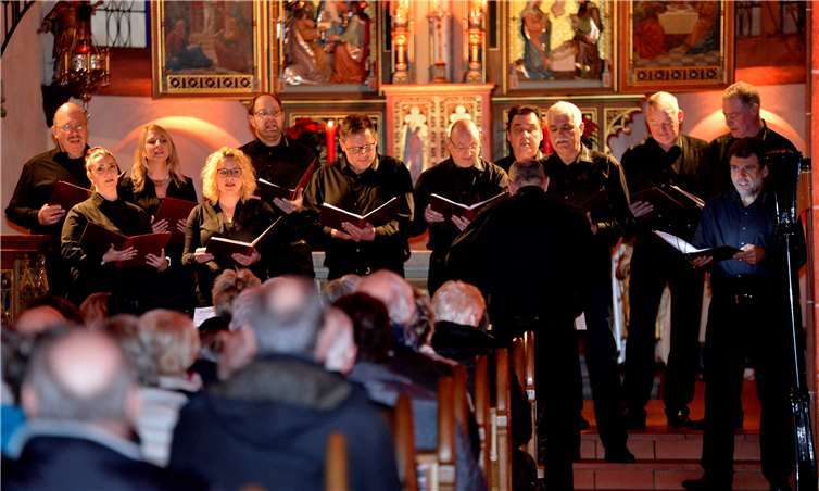 Die Crowncorx sangen ein sehr stimmungsvolles Potpourri an Weihnachtsliedern.Fotos: privat