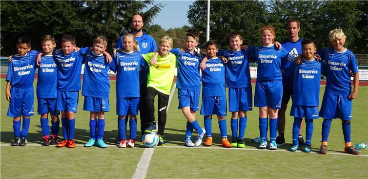 Die D 2-Junioren um die Trainer Mike Huber (hinten, li.) und Dennis Krämer (hinten, re.) sind gut in die neue Spielrunde gestartet.Privat