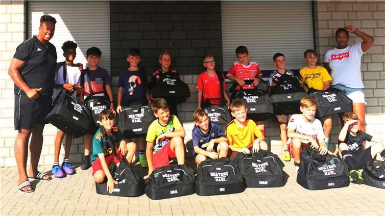 Die D I-Junioren erhielten Taschen mit Schuhfach