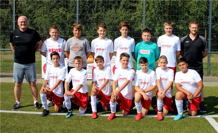 Die D I-Junioren mit ihren Trainern Arnold Grote und Carsten Embert. Fotos: privat