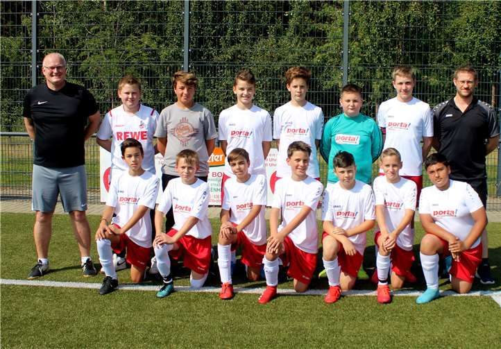 Die D I-Junioren mit ihren Trainern Arnold Grote und Carsten Embert.Quelle: SV Rot-Weiß Merl