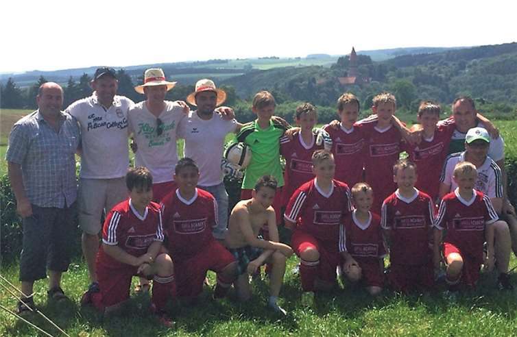 Die D-II-Junioren der JSG Remagen/Kripp mit Trainer, Betreuern und Eltern.privat