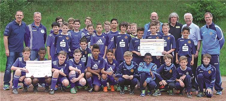 Die D-Jugend-Mannschaften der TuS Koblenz und des FC Germania Metternich mit Verbandsjugendleiter Peter Lipkowski (hinten, Zweiter von rechts).privat