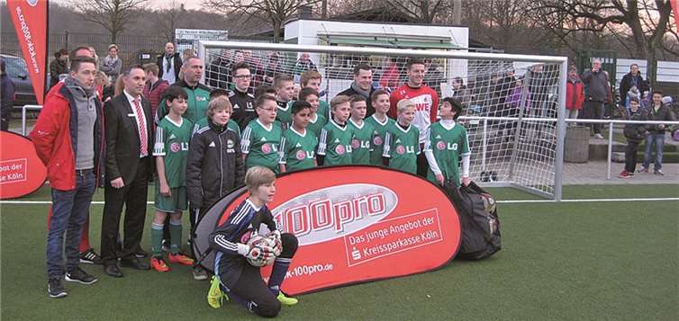 Die D-Jugend beim Gruppenfoto nach dem Training mit Profi Kevin Wimmer. privat
