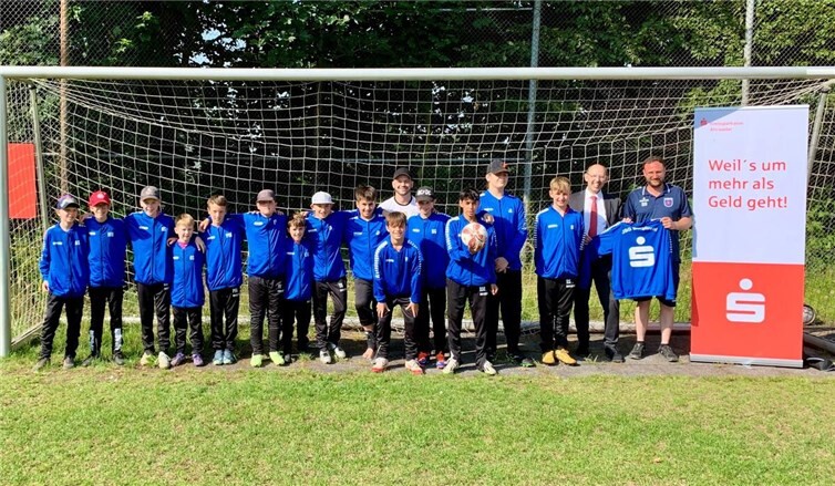 Die D-Jugend der JSG Brohl strahlt in ihren neuen Trainingsanzügen.  Foto: Marco Seydel