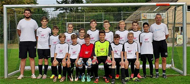 Die D-Jugend der JSG Dieblich/Lay in neuen Trikots.Stehend: Torwarttrainer Marvin Flöck, Sebastian Schmitz, Emilian Escher, Judith Modigell, Simon Schmitt, Luke Kossak, Sebastian Jung, Jonas Jost, Maximilan Brosa, Based Mohmand, Trainer Holger Escher.Sitzend: Nick Schilling, Noah Born, Philipp Kargl, Johannes Kaesberg, Dominik Schlee, Etienne Blettenberg. Es fehlt Teamleiter Thomas Jost.Sandra Escher