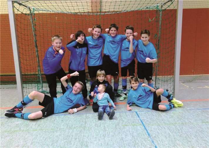 Die D-Jugend der JSG Stromberg/Nauort (hinten, v.li.): Julian Maarten, Luis Janik, Sebi und Marvin, (vorne, v.li.): Etienne, Jan Luca mit Maskottchen Maja und Filip. TH