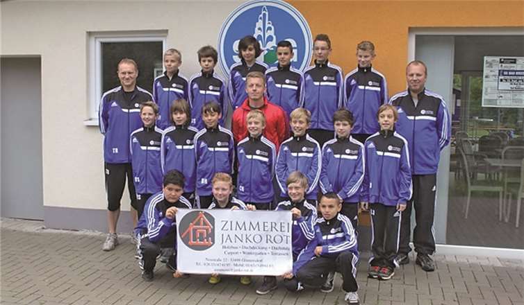 Die D-Jugend der SG Bad Breisig freut sich über ihre neuen Trainingsanzüge. 