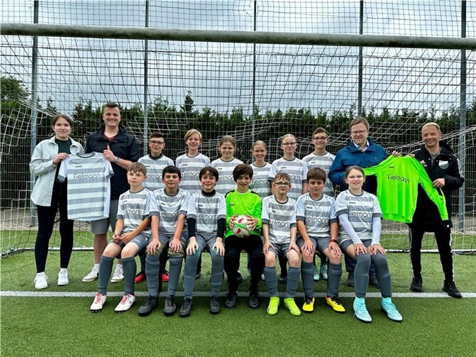 Die D-Jugend der Spielgemeinschaft JSG Houverath/Mutscheid/Wershoven/Merzbach mit dem neuen Trikotsatz.  Foto: privat