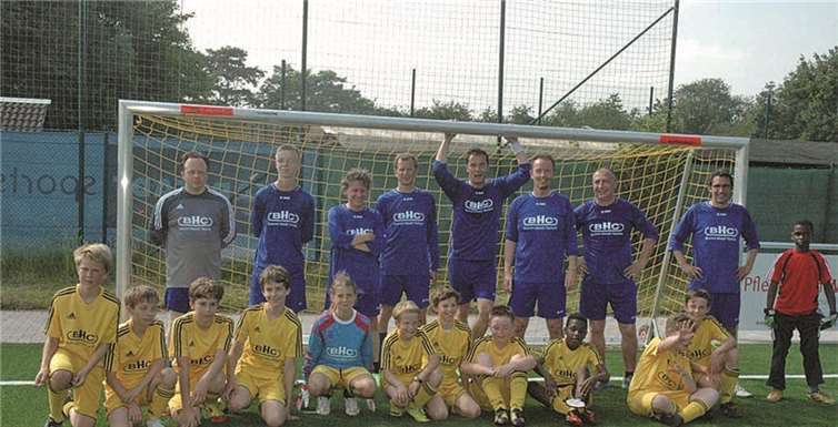 Die D-Jugend des FC Flerzheim beendete die Saison mit dem „Kinder-Eltern-Kick“.Privat
