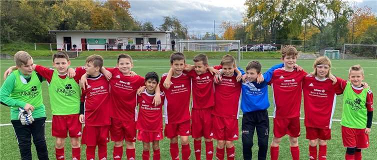 Die D-Jugend des FV Erpel vor ihrem Heimspiel gegen den VfL Neuwied II (v.l.n.r): Tyler Schmitz, Ledian Debiqaj, Tim Wagner, Fynn Schmitz, Halil Cetin, Philipp Hirzmann, Till Kappelhoff, Maximilian Kolfenbach, Lukas Reichelt, Fabian Jütte, Laurenz Dobra und David Heider. Foto: privat