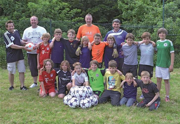 Die D-Jugend des JSV Ettringen freut sich über neue Trainingsbälle. privat