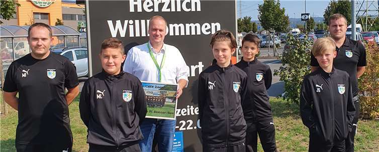 Die D-Jugend des SC Bendorf-Sayn freut sich über die neuen Präsentationsanzüge. Foto: privat